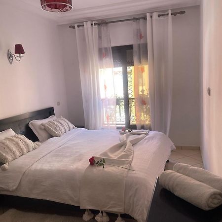 Magnifique Appartement Spacieux Confort Propre Familial 2 Chambres Salon Et Salle A Manger A 20Mn A Pied De Place Jemaa El Fina 4 Piscines Dans Espace De Golf A 12 Mn En Voitures L Entree Est Gratuit Pour La Clientele Ouvert Entre 10H Et 20H Marraquexe Exterior foto