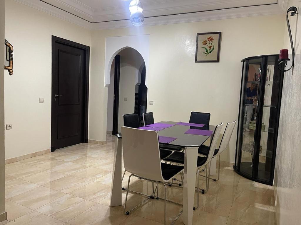 Magnifique Appartement Spacieux Confort Propre Familial 2 Chambres Salon Et Salle A Manger A 20Mn A Pied De Place Jemaa El Fina 4 Piscines Dans Espace De Golf A 12 Mn En Voitures L Entree Est Gratuit Pour La Clientele Ouvert Entre 10H Et 20H Marraquexe Exterior foto