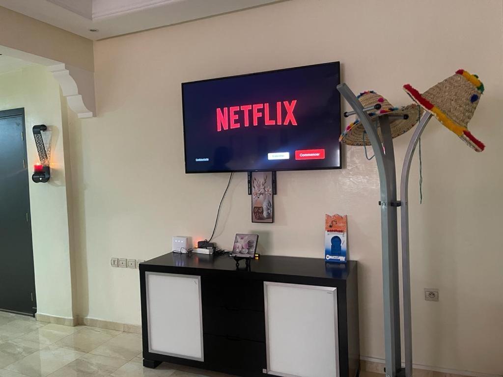 Magnifique Appartement Spacieux Confort Propre Familial 2 Chambres Salon Et Salle A Manger A 20Mn A Pied De Place Jemaa El Fina 4 Piscines Dans Espace De Golf A 12 Mn En Voitures L Entree Est Gratuit Pour La Clientele Ouvert Entre 10H Et 20H Marraquexe Exterior foto