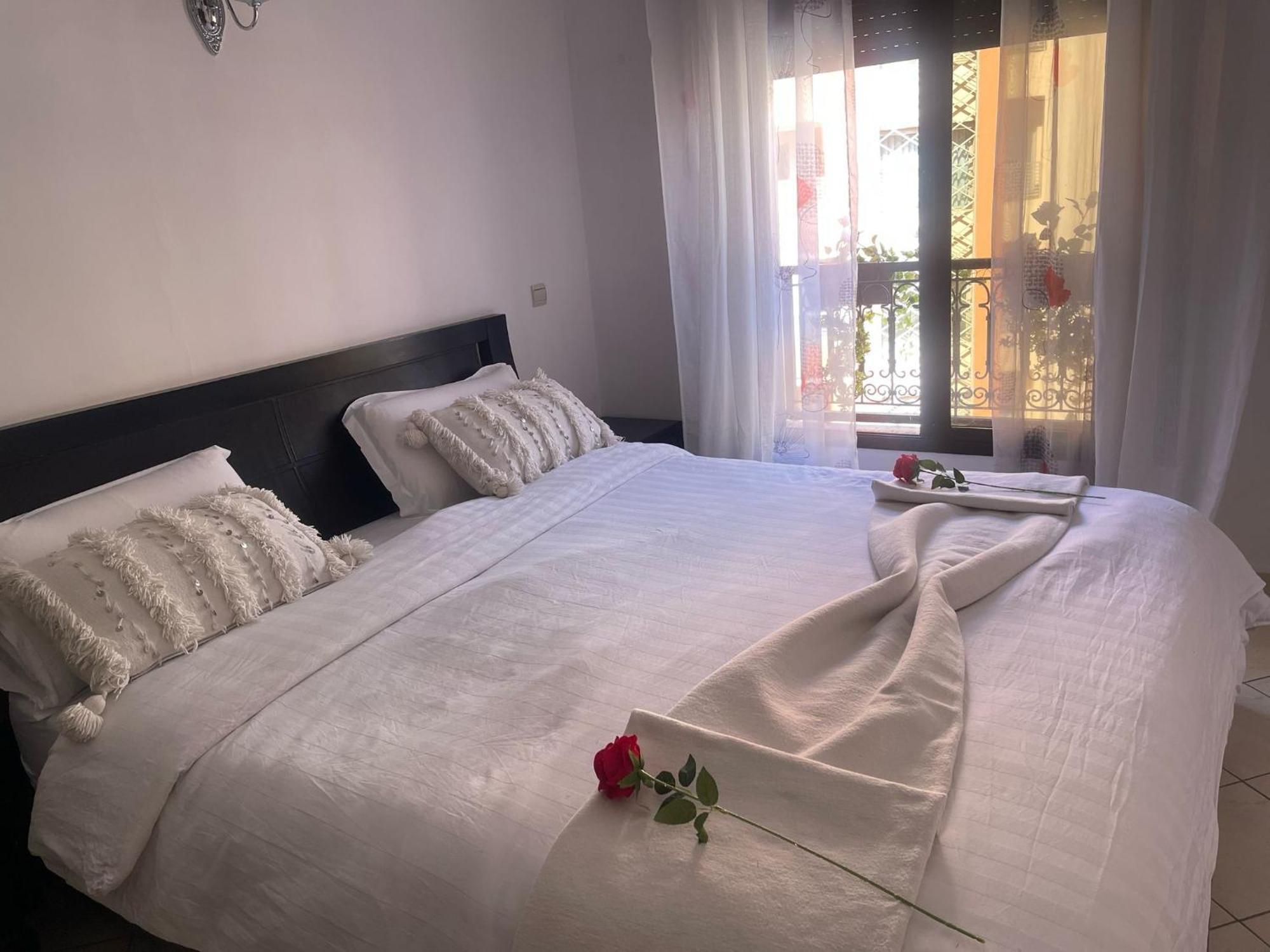 Magnifique Appartement Spacieux Confort Propre Familial 2 Chambres Salon Et Salle A Manger A 20Mn A Pied De Place Jemaa El Fina 4 Piscines Dans Espace De Golf A 12 Mn En Voitures L Entree Est Gratuit Pour La Clientele Ouvert Entre 10H Et 20H Marraquexe Exterior foto