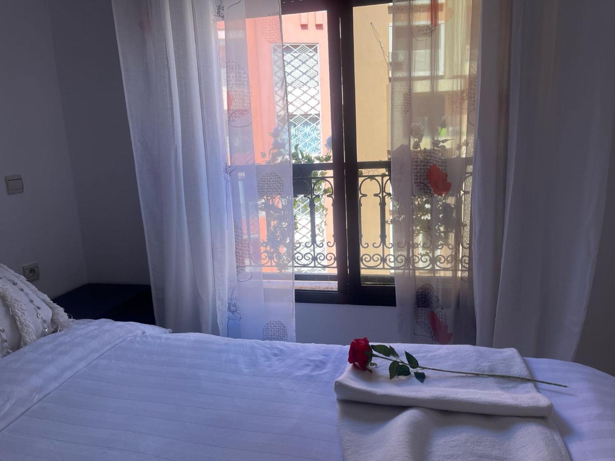Magnifique Appartement Spacieux Confort Propre Familial 2 Chambres Salon Et Salle A Manger A 20Mn A Pied De Place Jemaa El Fina 4 Piscines Dans Espace De Golf A 12 Mn En Voitures L Entree Est Gratuit Pour La Clientele Ouvert Entre 10H Et 20H Marraquexe Exterior foto